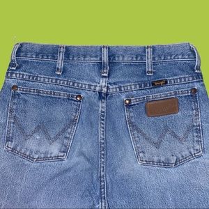 Classic fit Wrangler iconic blue jeans size: 31x32 100% Cotton